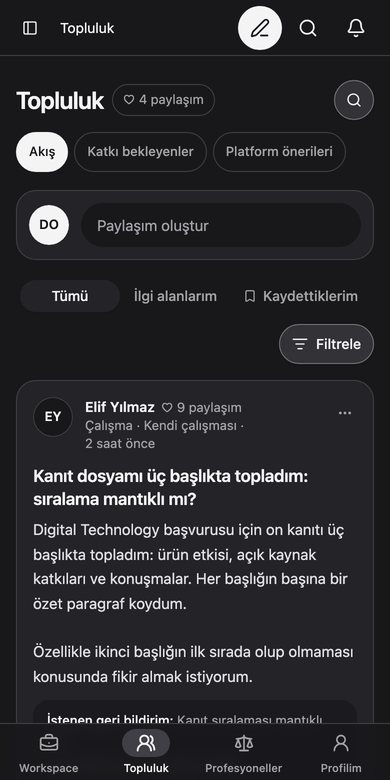 Telefonda topluluk akışı: kanıtlarının sıralamasının mantıklı olup olmadığını soran bir üye paylaşımı; istenen geri bildirim, rota ve alan etiketleri, beğeni ve yorum sayıları ve Kaydedildi düğmesiyle, Akış, Katkı bekleyenler ve Platform önerileri sekmelerinin altında.